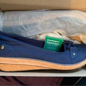 Grasshopper Memory foam shoes. New size 9